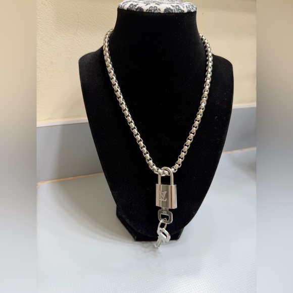 LOUIS VUITTON SILVER LOCK & KEYS NECKLACE #315 - Picture 13 of 13